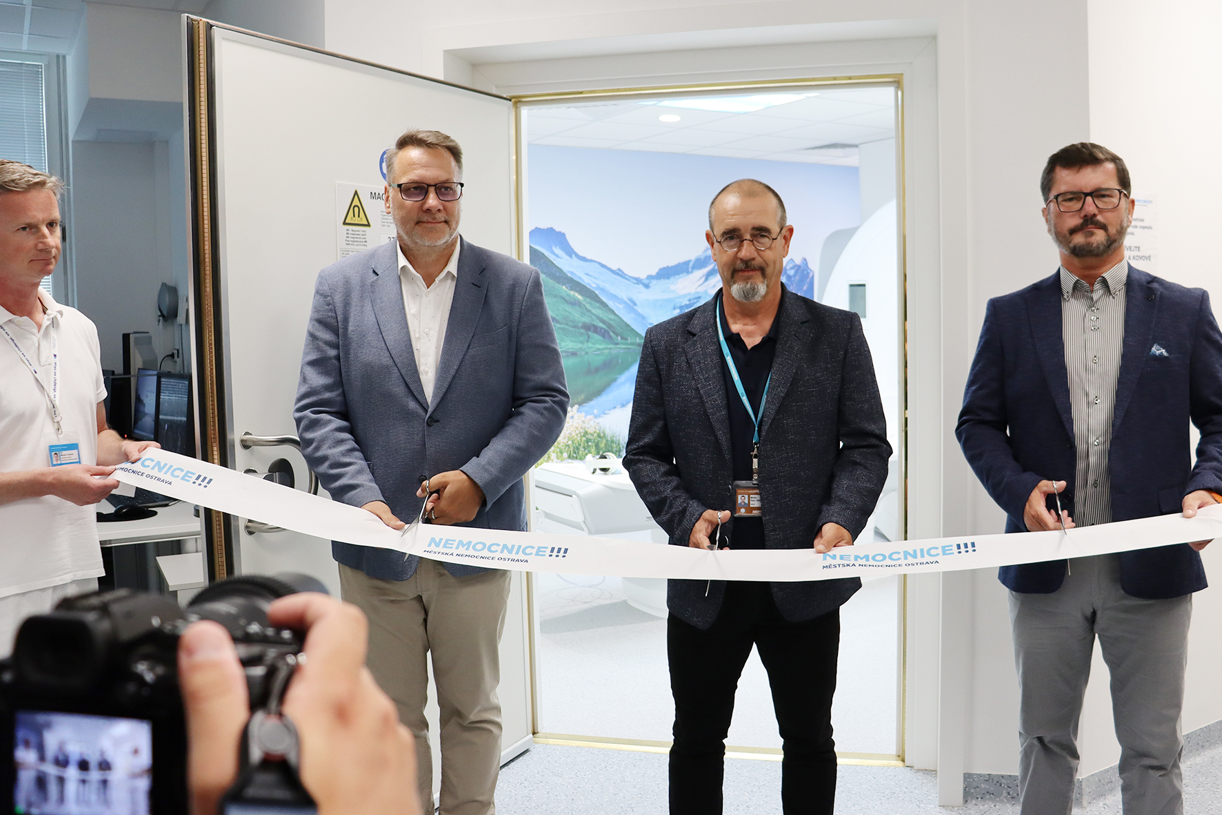 Novou magnetickou rezonanci v MNO slavnostně přivítal také ostravský radní Michal Mariánek (s nůžkami první zleva). Foto: MNO